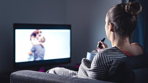 Nα γιατί οι μαμάδες τούς βάζουν όλους για ύπνο και ξενυχτούν ολομόναχες!