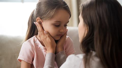 «Πώς μιλάμε στα παιδιά για το τραγικό δυστύχημα στα Τέμπη;»: μια ψυχολόγος απαντά