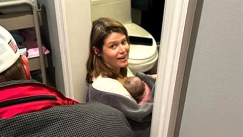 Γέννησε ξαφνικά στο μπάνιο μέσα σε 13 λεπτά: «ήταν ο πιο εύκολος τοκετός»