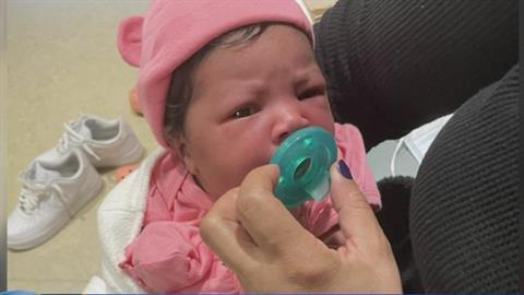 Μαμά γέννησε τη «βιαστική» μπεμπούλα της σε πάρκινγκ σχολείου