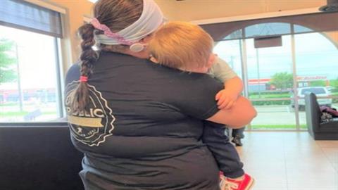 «Στη σερβιτόρα που ηρέμησε το νηπιάκι μου για να φάω με την ησυχία μου: ευχαριστώ»