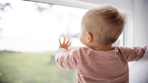 Χαροπαλεύει 2χρονος που έπεσε από τον 8ο - γλίστρησε ενώ έπαιζε δίπλα στο παράθυρο