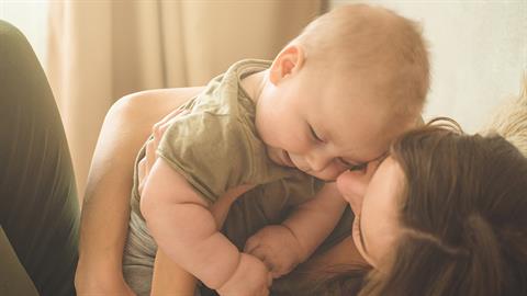 «Μου λείπουν οι μέρες που ο γιος μου ήταν μωράκι και τον είχα συνέχεια αγκαλιά»