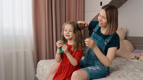 «Στη μικρή μου αδερφή μου που με βοηθάει να γίνομαι καλύτερη μαμά»