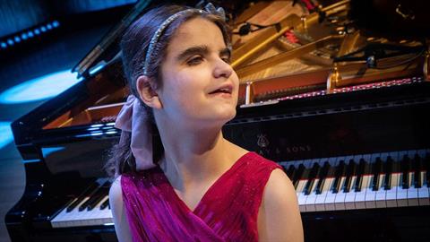 13χρονη τυφλή πιανίστρια με αυτισμό κέρδισε σε διαγωνισμό ταλέντων!