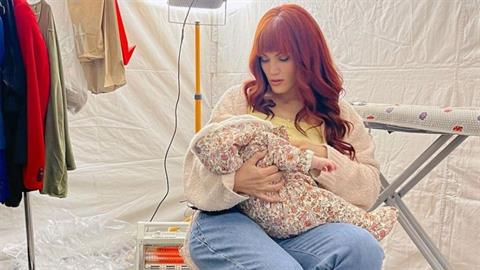 Μ. Συνατσάκη: πηγαίνει στα γυρίσματα με την κόρη της - δεν την αποχωρίζεται λεπτό