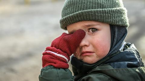 Αδιανόητο περιστατικό στη Λάρισα: παππούς χτύπαγε και έσερνε το εγγονάκι του στο πεζοδρόμιο