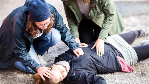 Μαμά επανέφερε στη ζωή την 17χρονη κόρη της με τεχνητή αναπνοή!