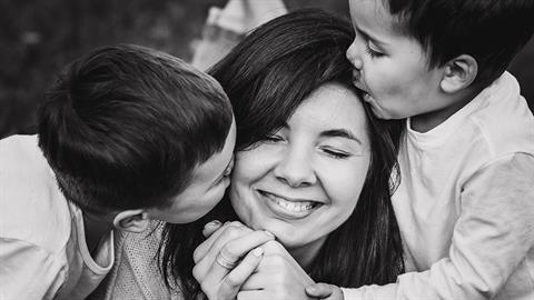 «Μεγαλώνω τους γιους μου έτσι ώστε να γίνουν καλοί σύντροφοι και μπαμπάδες»