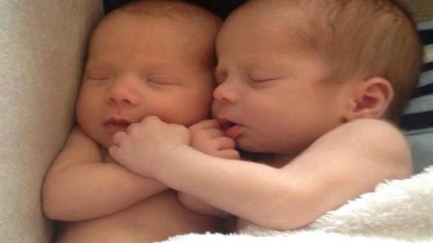 Διδυμάκια 5 μηνών κοιμούνται μόνο αγκαλιά: «η σχέση τους είναι μοναδική!»