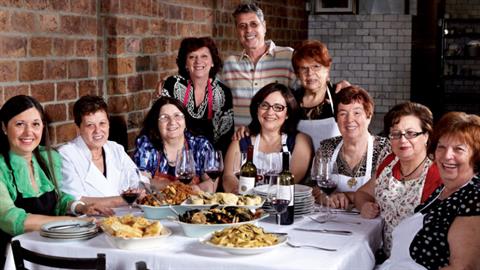 Εστιατόριο σερβίρει σπιτικό φαγητό που μαγειρεύουν γιαγιάδες από όλο τον κόσμο