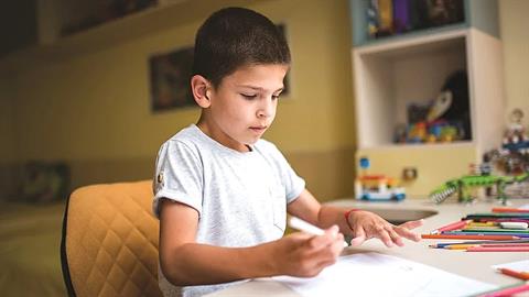 «Άσε το παιδί να προσπαθήσει μόνο του - μην το βοηθάς συνέχεια»