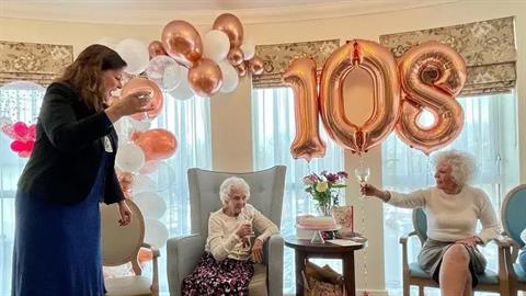 Αιωνόβια γιαγιά γιόρτασε τα 108: «είμαι πολύ τυχερή γιατί πρόλαβα και... τρισέγγονα»