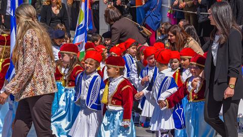 5 τύποι γονιών που συναντάς στην παρέλαση του παιδιού σου