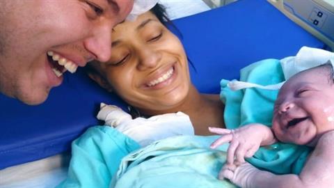 Νεογέννητο ακούει τη φωνή του μπαμπά του και του χαρίζει το πιο γλυκό χαμόγελο!