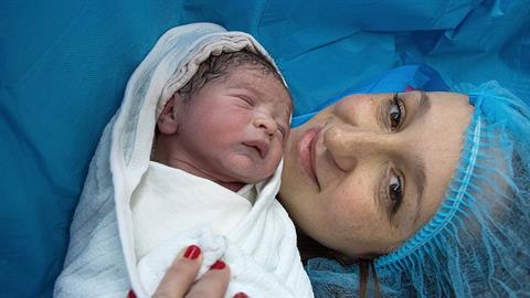 «Oι μαμάδες που γέννησαν με καισαρική τομή είναι αληθινές μαχήτριες»