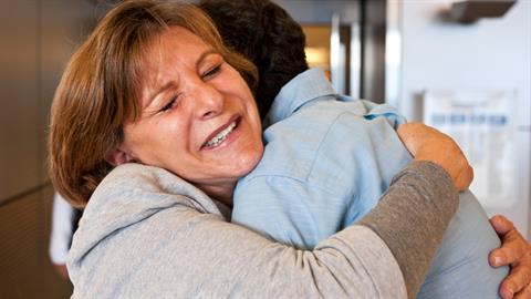 Αγόρασε στην 71χρονη μαμά του ένα ολοκαίνουριο σπίτι για να μην μένει πια στο ενοίκιο!