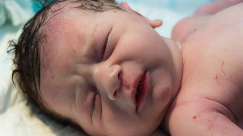 «Βιαστικό» μωράκι γεννήθηκε στο πάρκινγκ του σουπερμάρκετ!