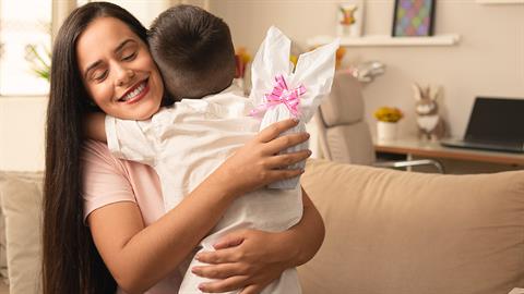 «Tο παιδί μου έχει την καλύτερη νονά του κόσμου: την κολλητή μου»