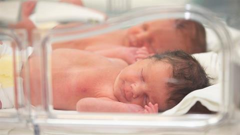 Δίδυμες έφεραν στον κόσμο τα αγοράκια τους την ίδια μέρα στο ίδιο νοσοκομείο!