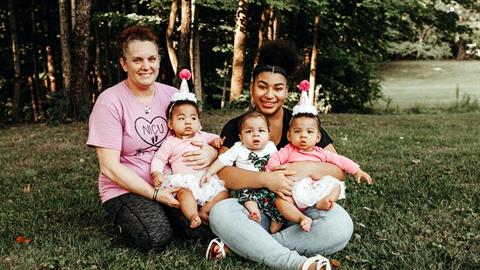 Καλόκαρδη νοσοκόμα υιοθέτησε έφηβη μανούλα με τα τριδυμάκια της!