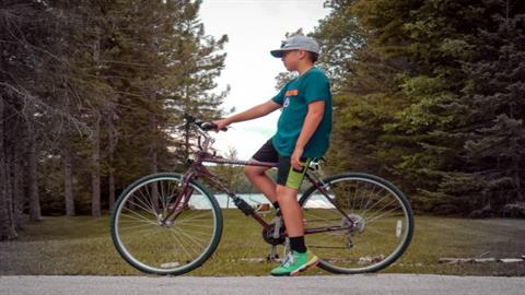 Πιτσιρικάς πήγε με ποδήλατο σε άλλη πόλη για να παραπονεθεί στη γιαγιά του για τη μαμά του!