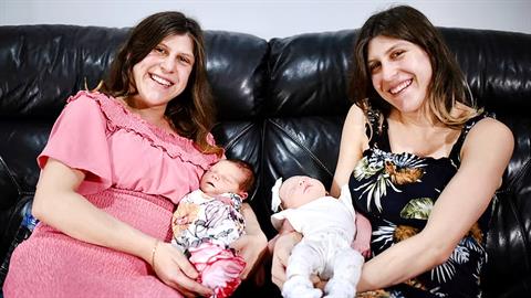 Δίδυμες έμειναν έγκυες ταυτόχρονα και γέννησαν την ίδια μέρα τα κοριτσάκια τους!