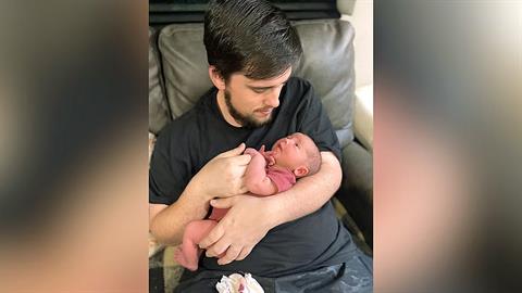 Mπαμπάς «τέρας ψυχραιμίας» ξεγέννησε την κορούλα του μέσα στο αυτοκίνητο!