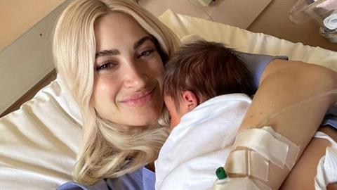 Ι. Τούνη: «πόσο θα ήθελα να ήσουν εδώ μανούλα να μου δείξεις πώς να είμαι μαμά»