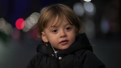 Διανομέας έσωσε νήπιο που περιπλανιόταν μόνο του στους δρόμους αργά τη νύχτα