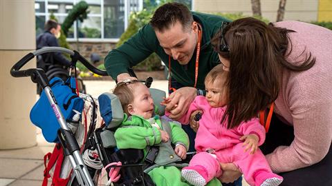Κοριτσάκι με σοβαρό πρόβλημα υγείας ξανάσμιξε με τη δίδυμη αδερφή της 11 μήνες μετά την γέννησή τους!