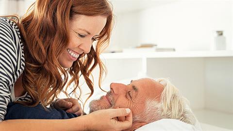 Ερωτική ζωή μετά τα 50: τι αλλάζει και τι γίνεται (ακόμα) καλύτερο