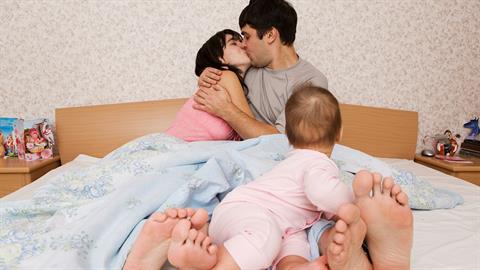 Νεογέννητο στο υπνοδωμάτιο = κομμένο το σεξ;