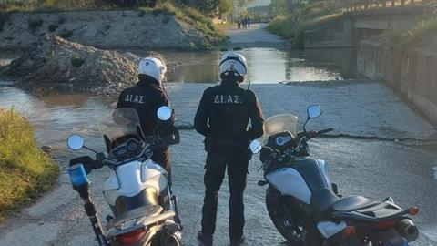 Σέρρες: αστυνομικός έσωσε 3χρονη και τον παππού της από πνιγμό - τους παρέσυρε χείμαρρος