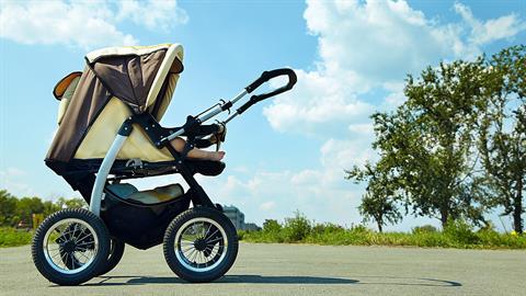 Περαστικός έσωσε μωράκι όταν το καρότσι του άρχισε να κυλάει προς τον δρόμο