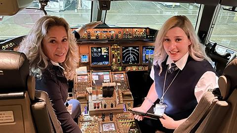 Μαμά και κόρη πιλοτάρουν μαζί και κατακτούν τους αιθέρες!