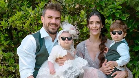 Ο Άκης Πετρετζίκης βάφτισε την κόρη του και το όνομα αυτής... Ακυλίνα