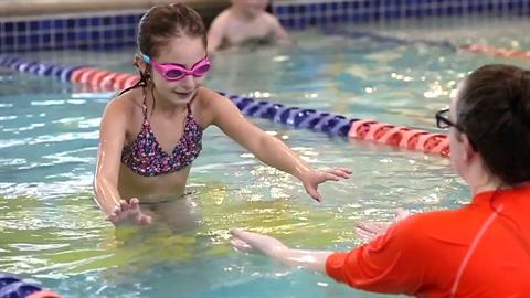 Συνελήφθη 58χρονος που φωτογράφιζε ανήλικα κορίτσια σε κολυμβητήριο στη Μεταμόρφωση