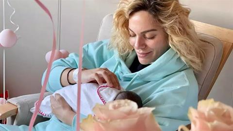 Η Ιωάννα Μαλέσκου έγινε για πρώτη φορά μαμά και πλέει σε πελάγη ευτυχίας!