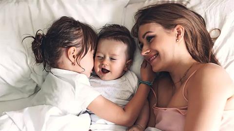 Στη μαμά που μεγαλώνει 2 παιδιά κάτω των 2: είσαι πραγματική ηρωίδα!