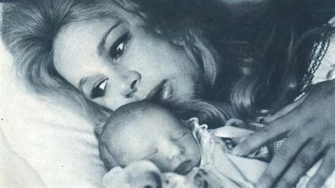 Όταν η Αλίκη γέννησε τον γιο της: «καμία επιτυχία δεν δίνει στη γυναίκα αυτό που της δίνει η μητρότητα»