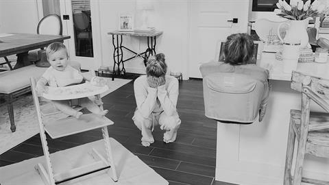 «Κάποιες φορές ξυπνάω πιο νωρίς για να μείνω λίγο μόνη μου πριν σηκωθούν τα παιδιά»