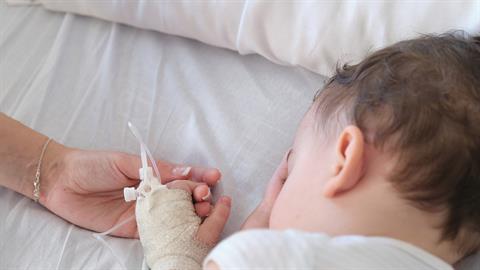 Κόρινθος: 18 μηνών μωράκι έπεσε από μπαλκόνι 1ου ορόφου και σώθηκε!