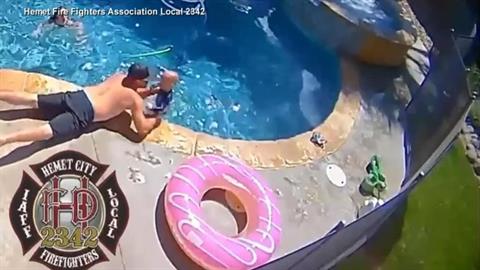 Μπαμπάς έσωσε από βέβαιο πνιγμό τον 1 έτους γιο του που βούτηξε στο νερό χωρίς σωσίβιο