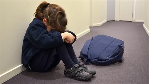 Ακραίο μπούλινγκ σε 7χρονη - βρέθηκε δεμένη και φιμωμένη στις τουαλέτες σχολείου