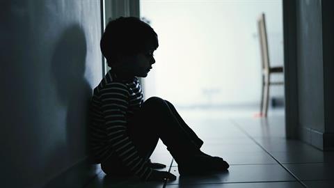 Σοκ στην Κρήτη: μαμά άφηνε τα 3 μικρά παιδιά της ολομόναχα στο σπίτι για μέρες!