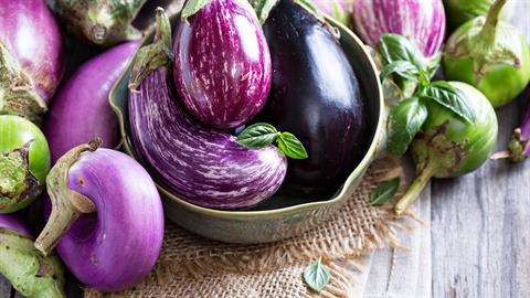 Μελιτζάνες: πόσα είδη υπάρχουν, πώς τις ξεπικρίζουμε και 2 πεντανόστιμες συνταγές