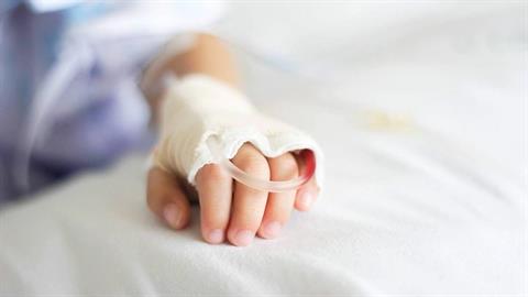 Σε κρίσιμη κατάσταση 3χρονη - παρασύρθηκε από μοτοσυκλέτα ενώ έκανε βόλτα με την νταντά της