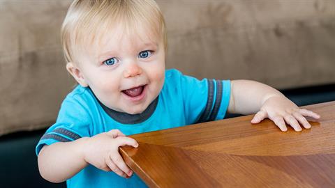 «Μητρότητα είναι να σταματά η καρδιά σου όταν το παιδί σου περνά ξυστά από τη γωνία του τραπεζιού»