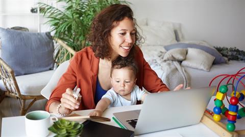 Μητρότητα και μεταπτυχιακές σπουδές: Αγκαλιάζοντας την εξ αποστάσεως εκπαίδευση